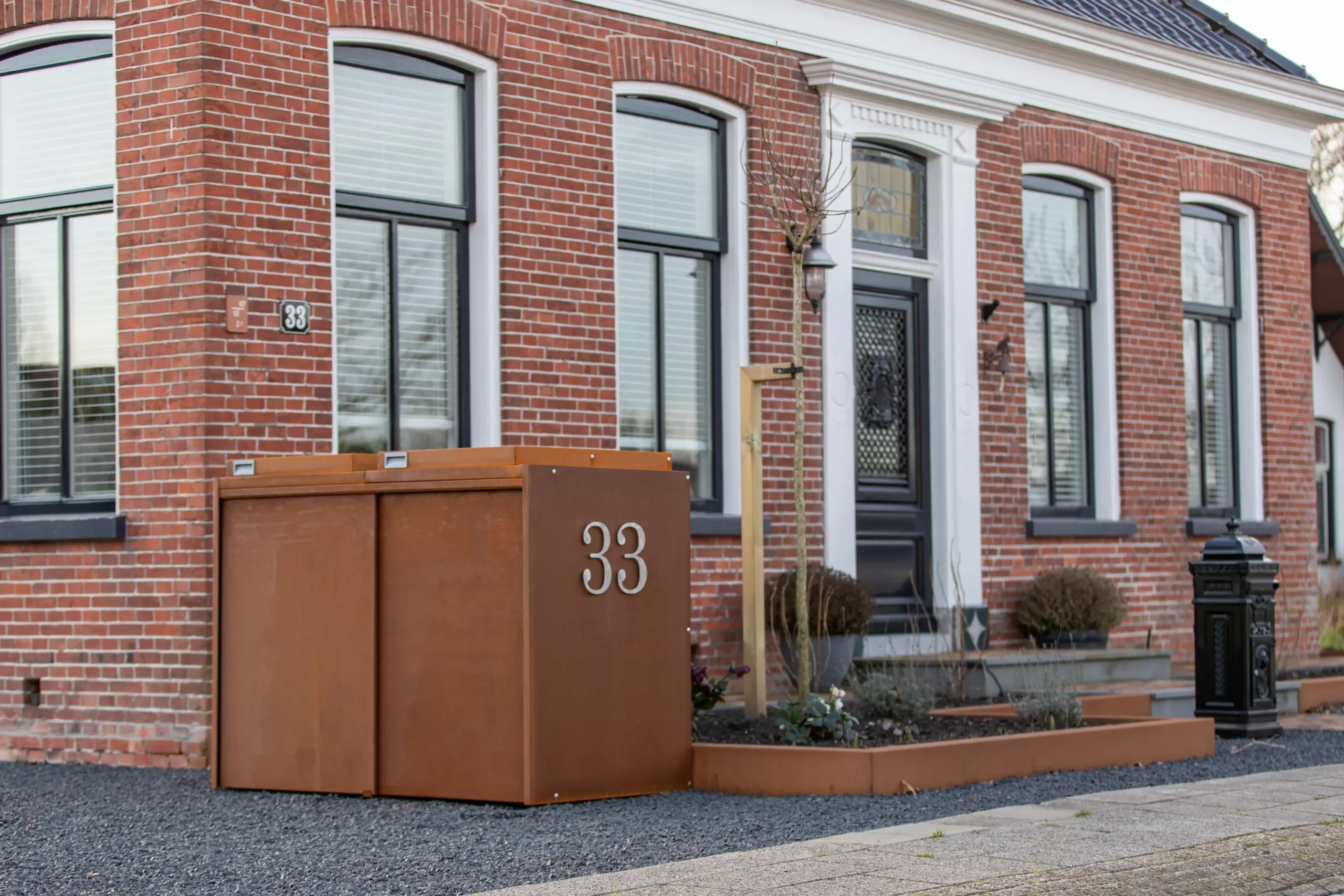 Kliko-ombouw van Staallokaal met huisnummer 33