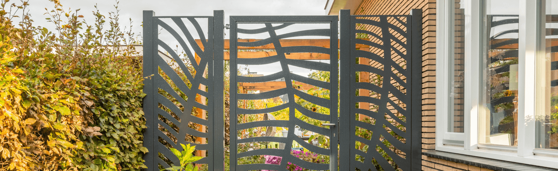 Antracieten hekwerk op maat met golvend patroon