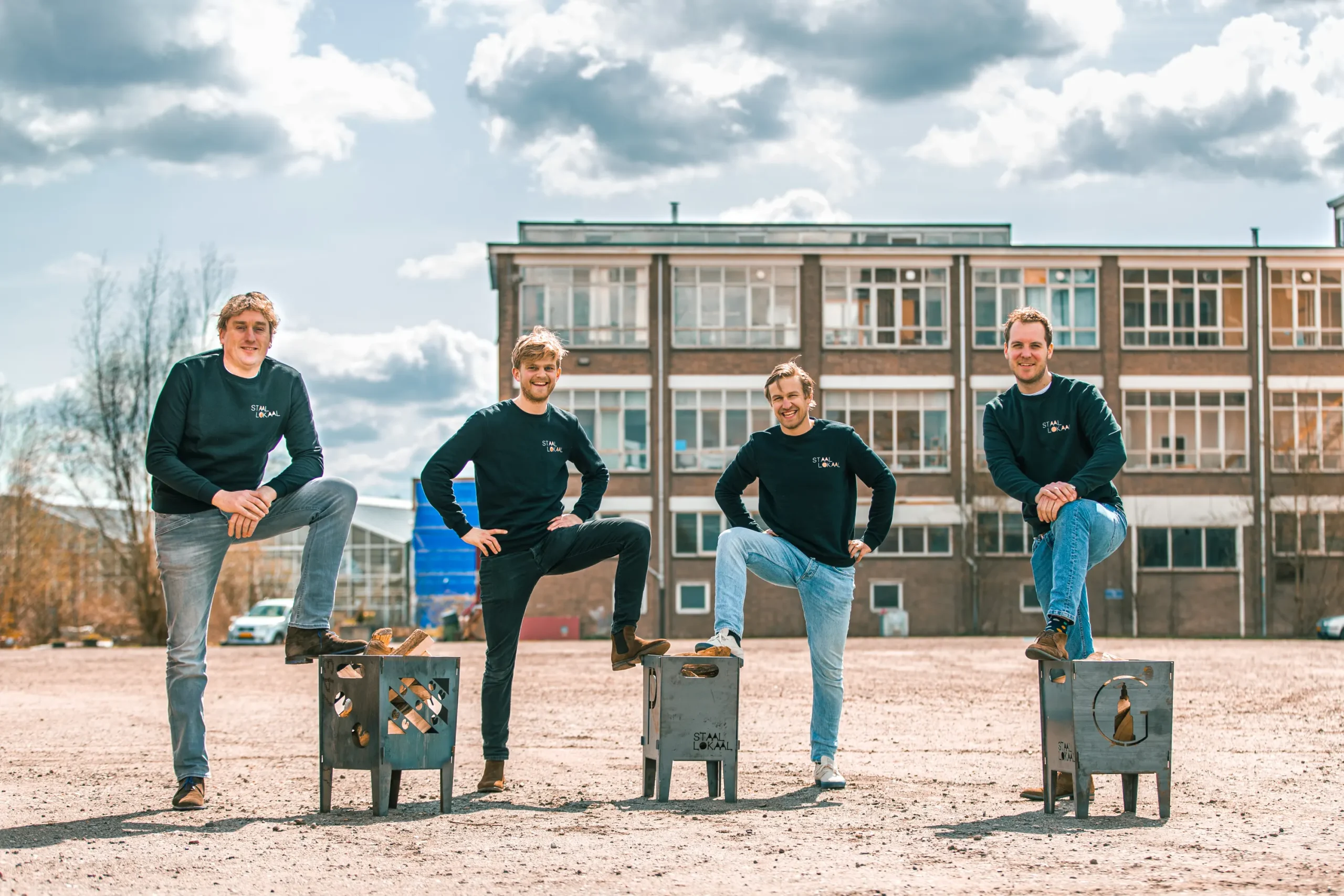 Het team van Staallokaal met vuurkorven