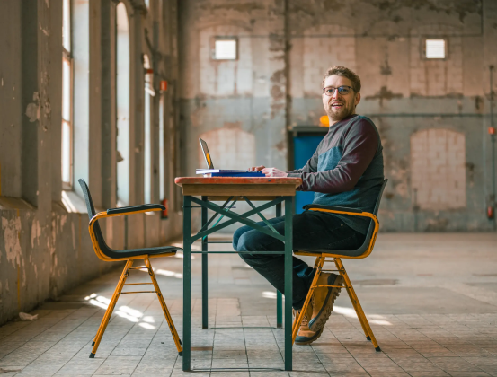Tobias van Omme werkt aan een stalen tafel