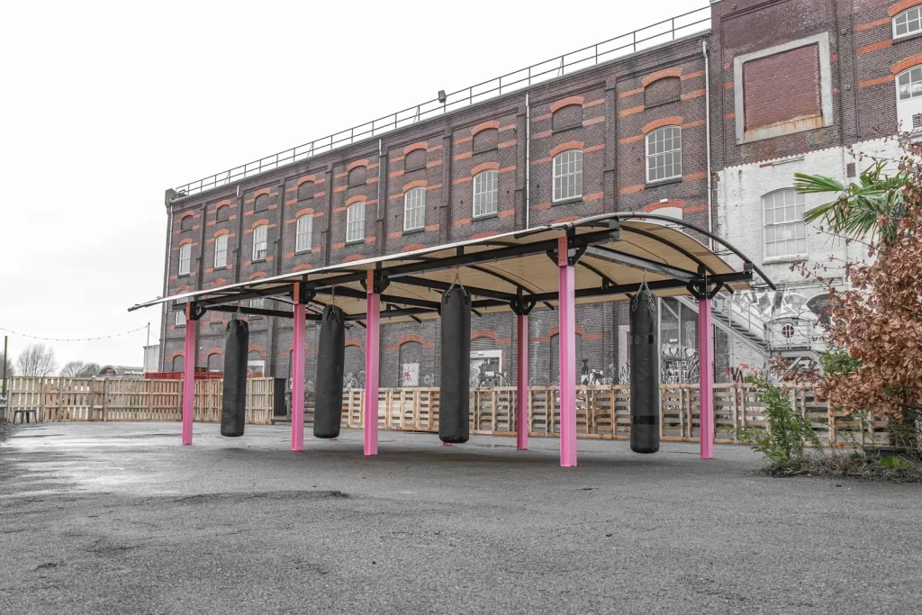 Stalen boksframe van Staallokaal met bokszakken