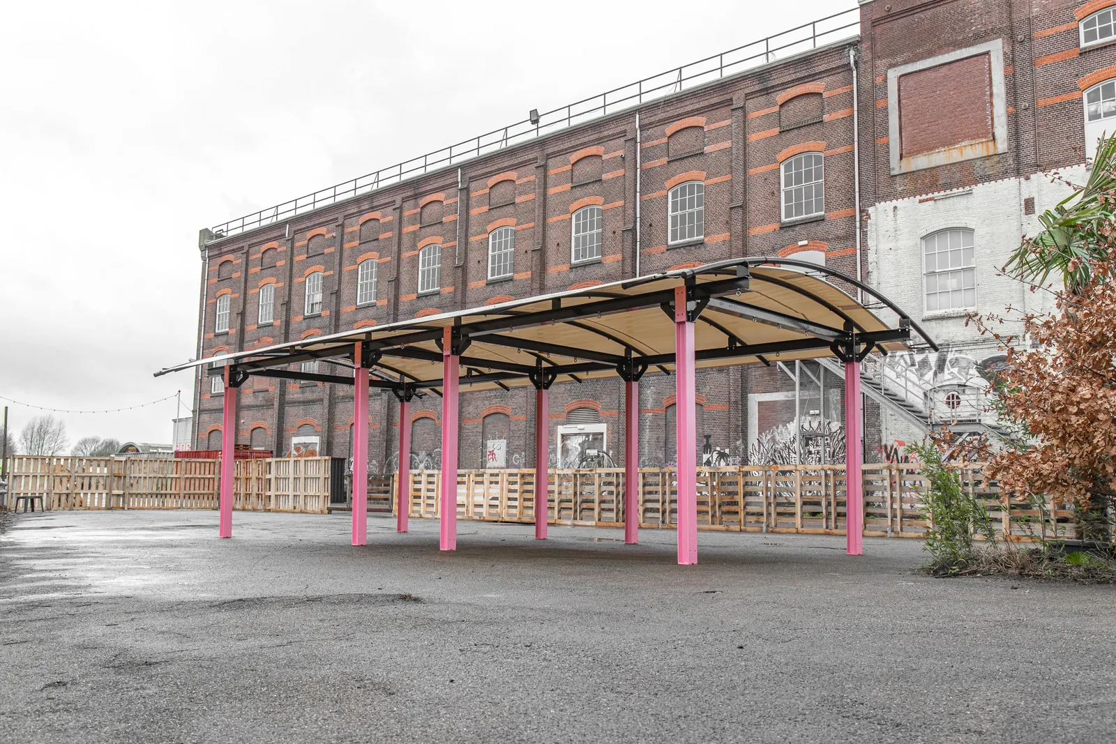 Stalen overkapping bij de fabriek