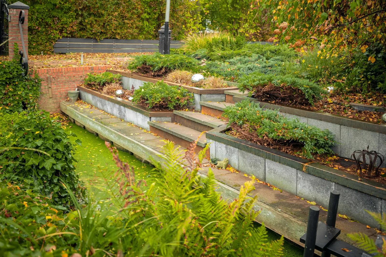 Tuin in lagen met cortenstalen borderranden