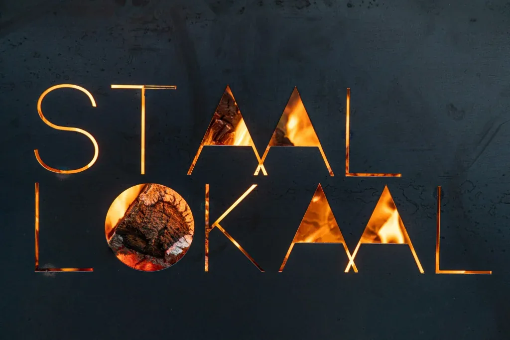 Brandende vuurkorf met uitgesneden Staallokaal-logo