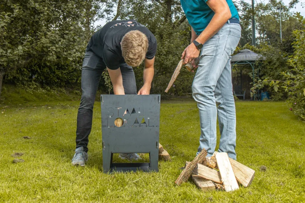 Brandhout stapelen in een vuurkorf van Staallokaal