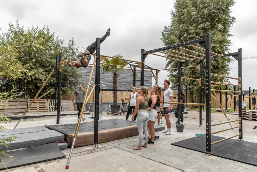 Calisthenics park van Staallokaal in het groen