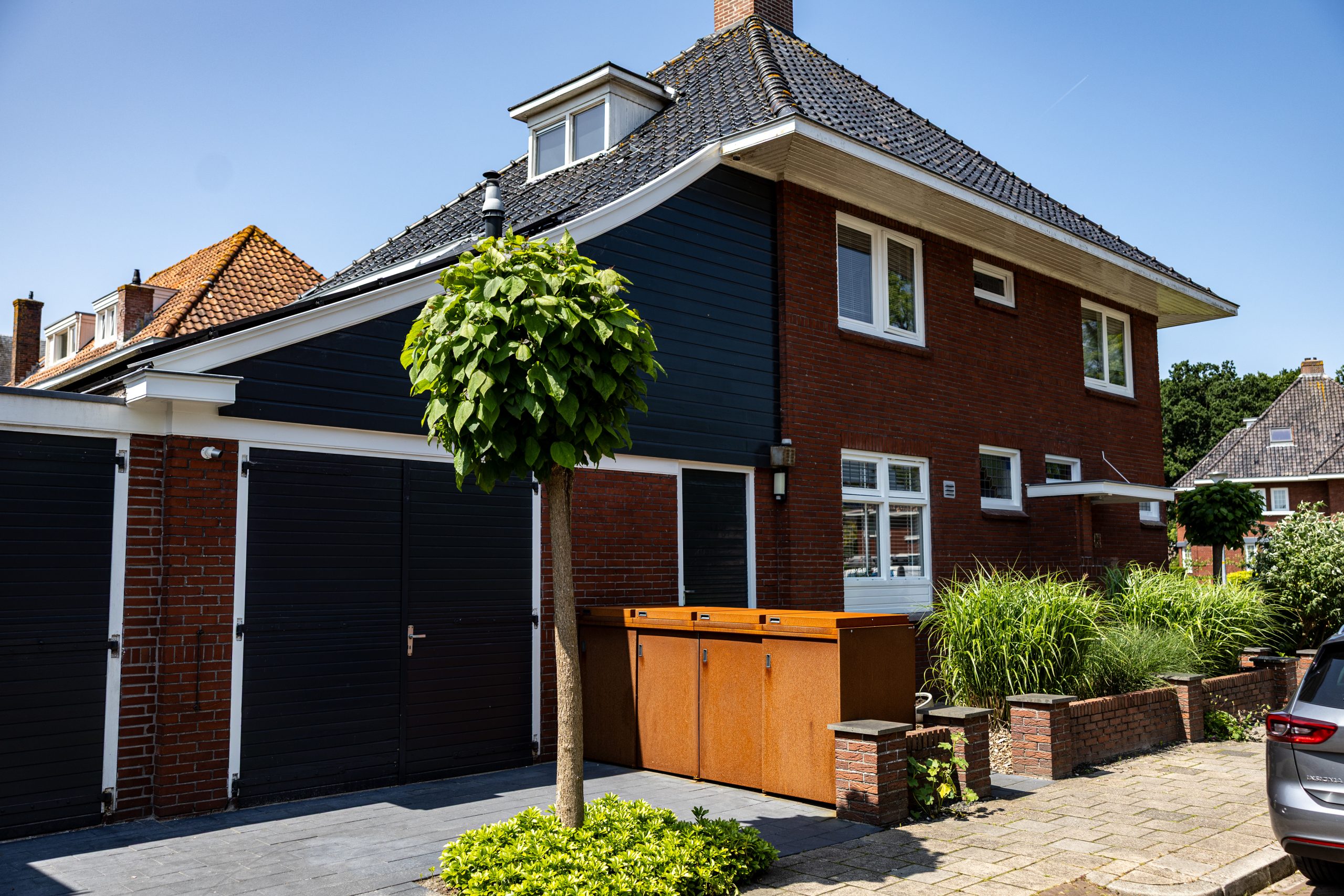 Cortenstalen containerombouw naast de garage