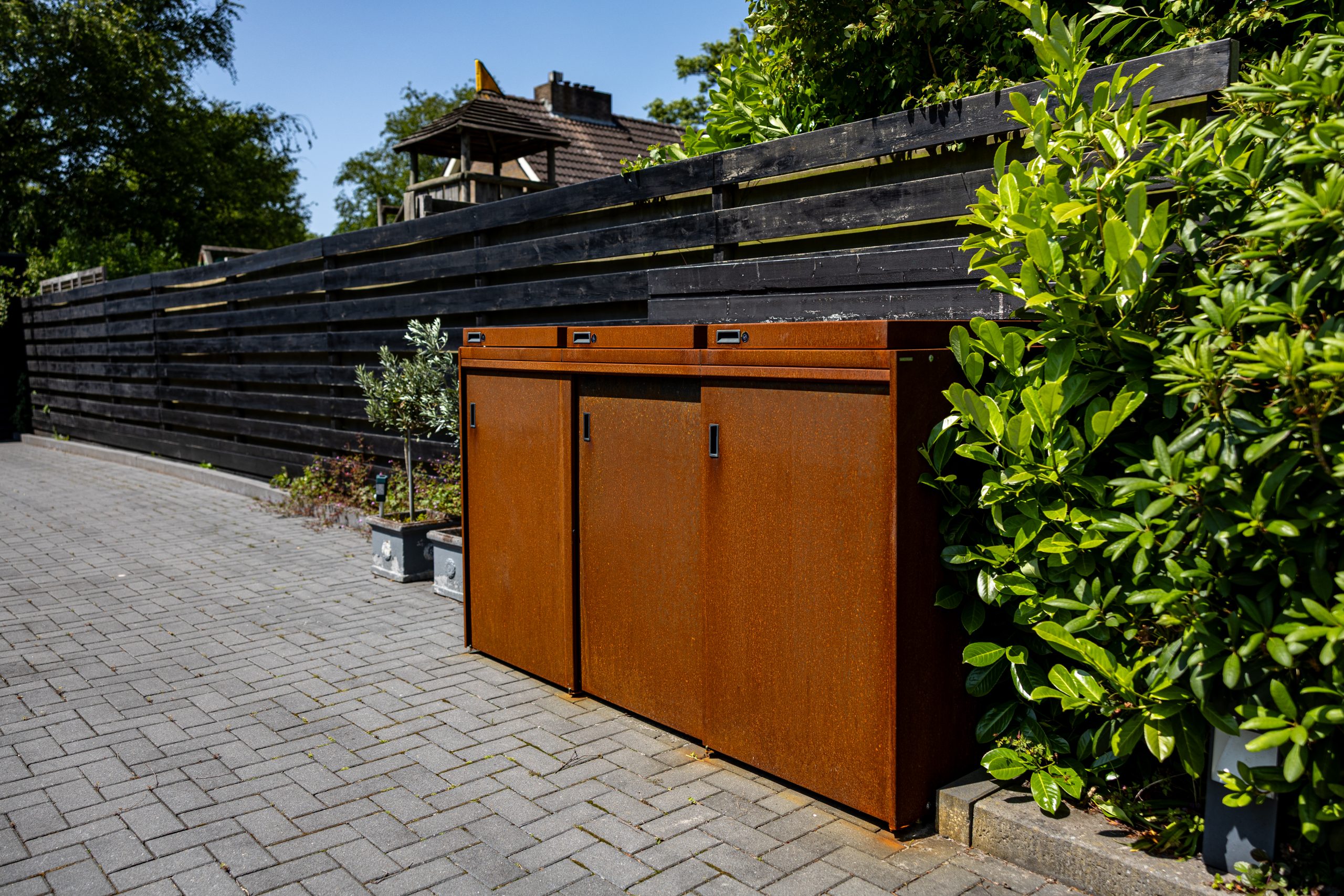 Containerombouw met drie schuifdeuren langs de schutting