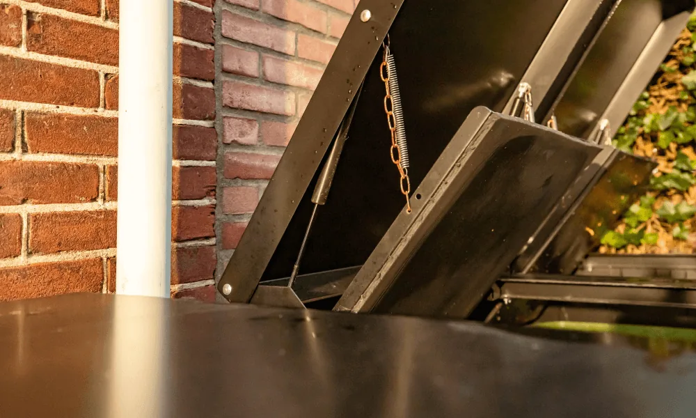 Deksel met gasveer, detail van de containerombouw