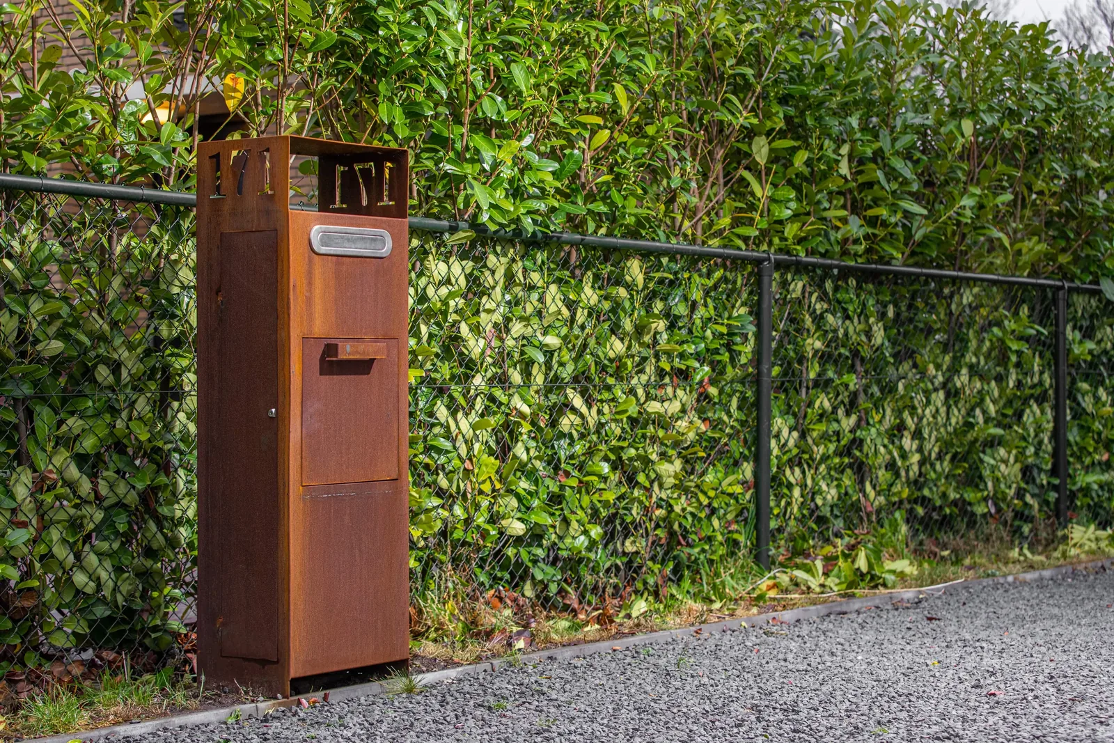 Cortenstaal pakketbrievenbus op maat langs het pad