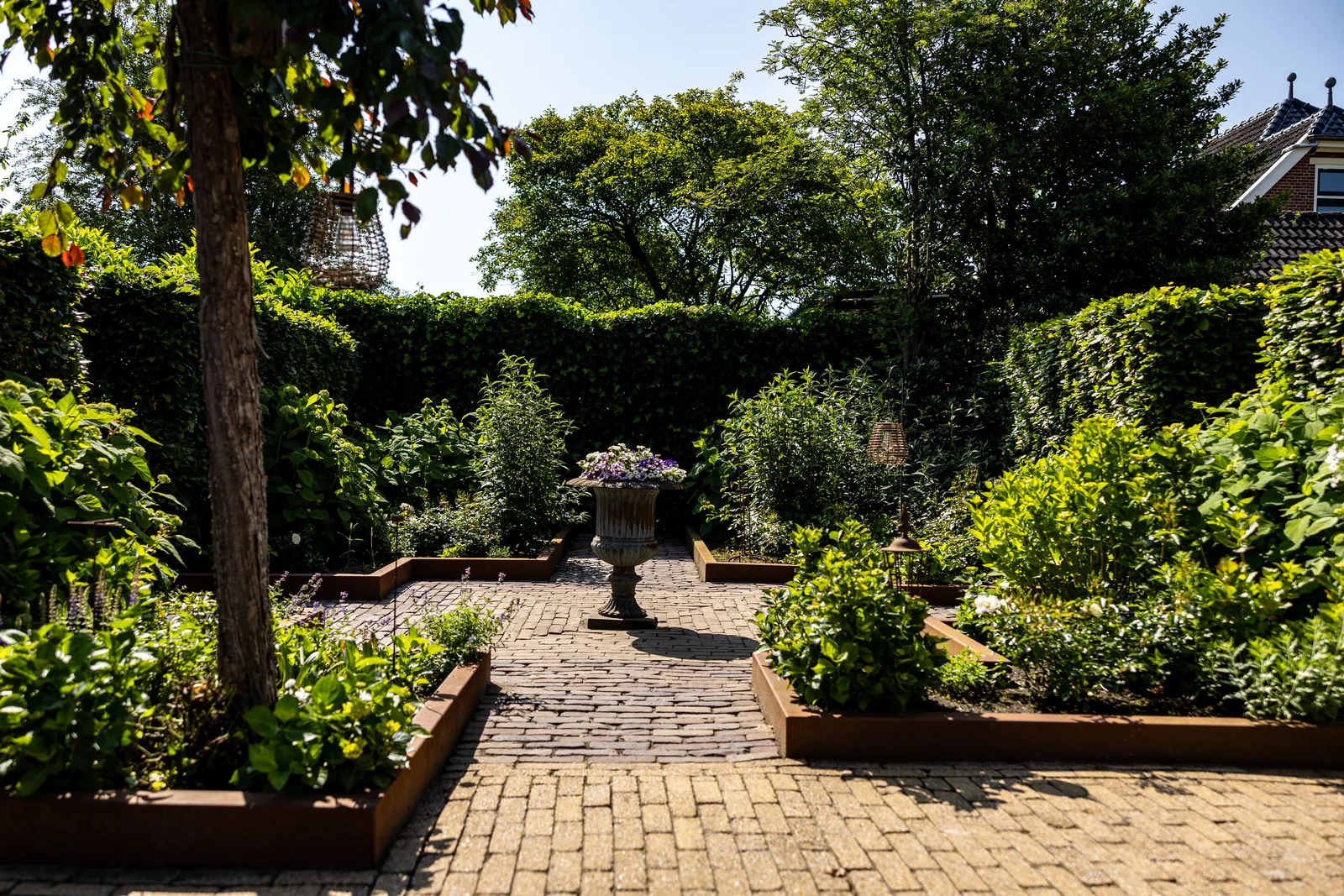 Cortenstaal borderranden in een symmetrische tuin