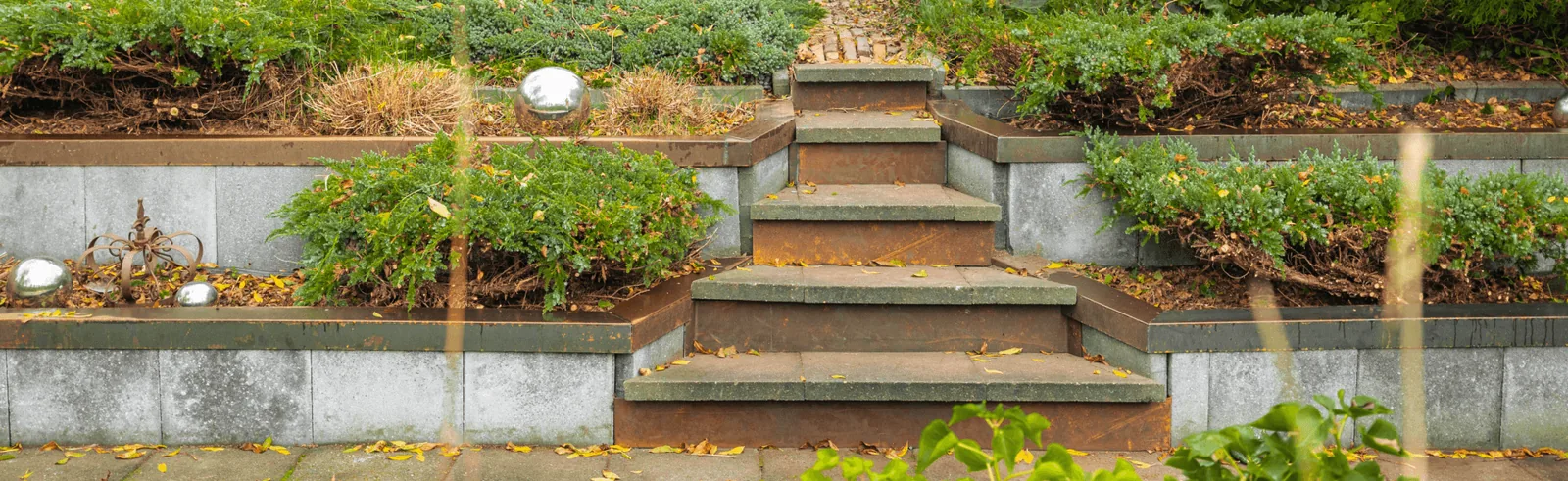 Tuintrap in een talud met cortenstalen randen