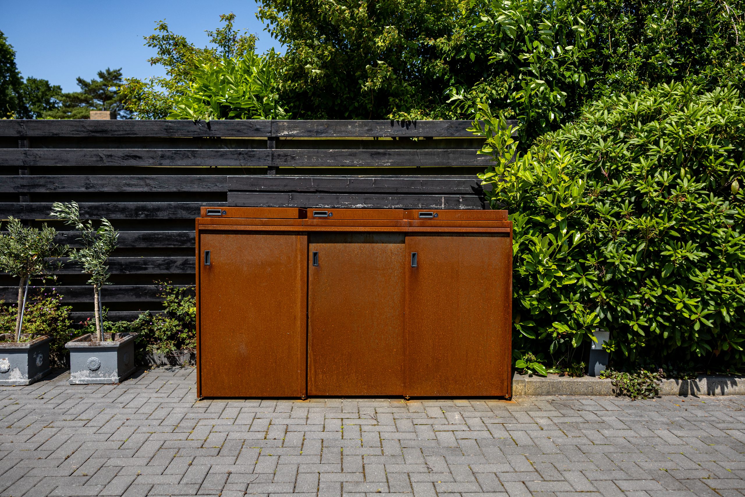 Cortenstalen containerombouw van Staallokaal op de oprit