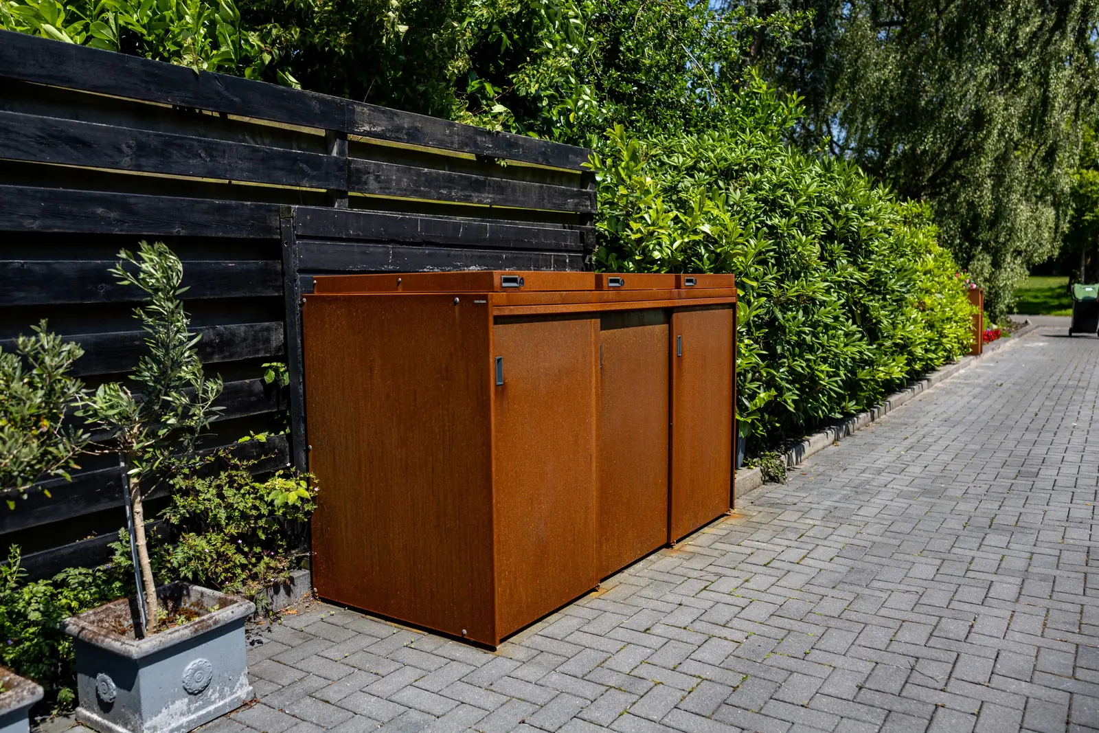 Containerombouw van Staallokaal langs de schutting