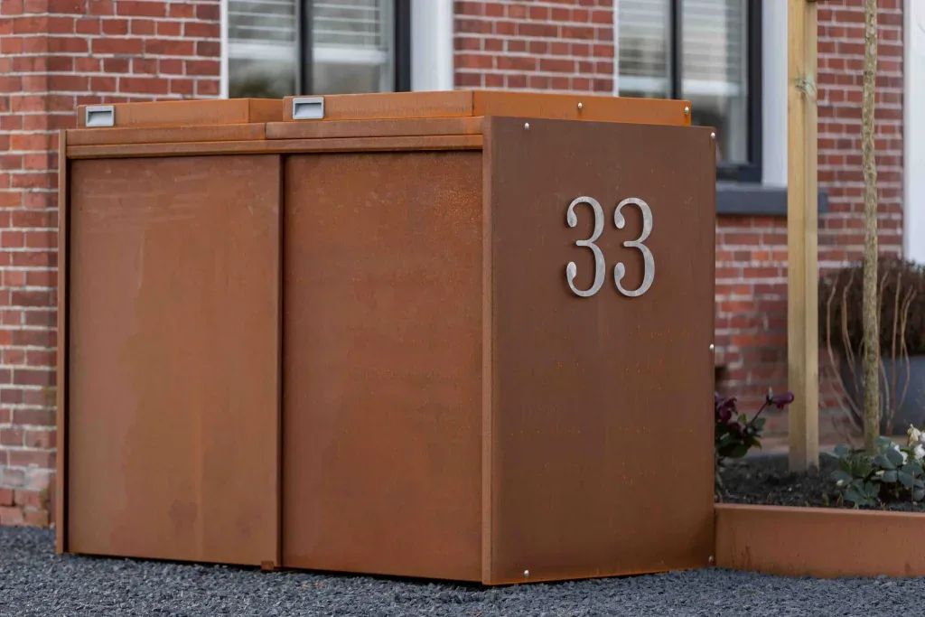 Containerombouw met huisnummer 33 tegen de gevel