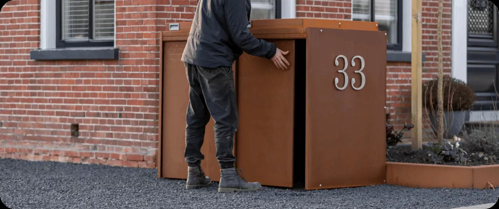 Man opent een cortenstalen containerombouw