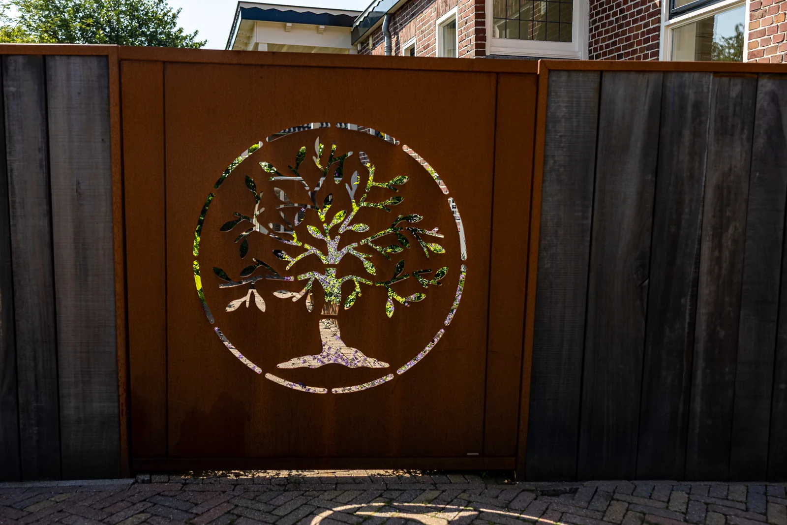 Cortenstalen poort van Staallokaal met levensboom
