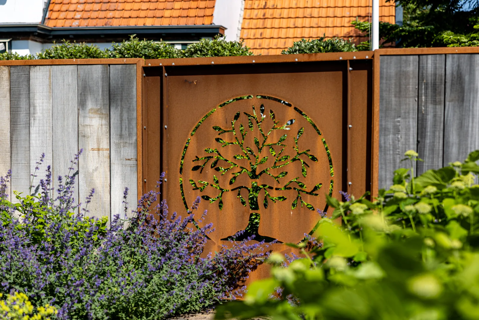 Cortenstaal schutting op maat van Staallokaal met levensboom
