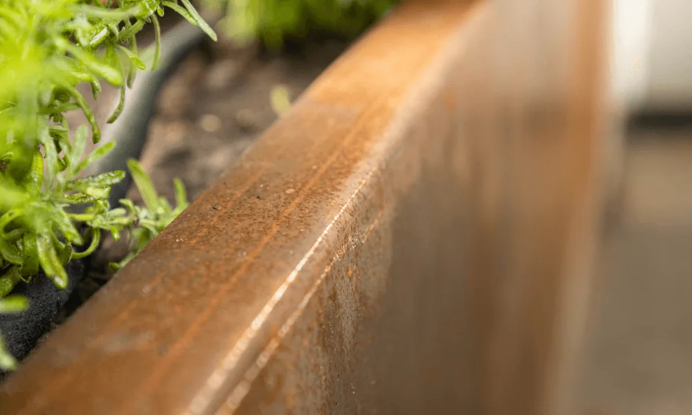 Detail van de gezette bovenrand van een keerwand