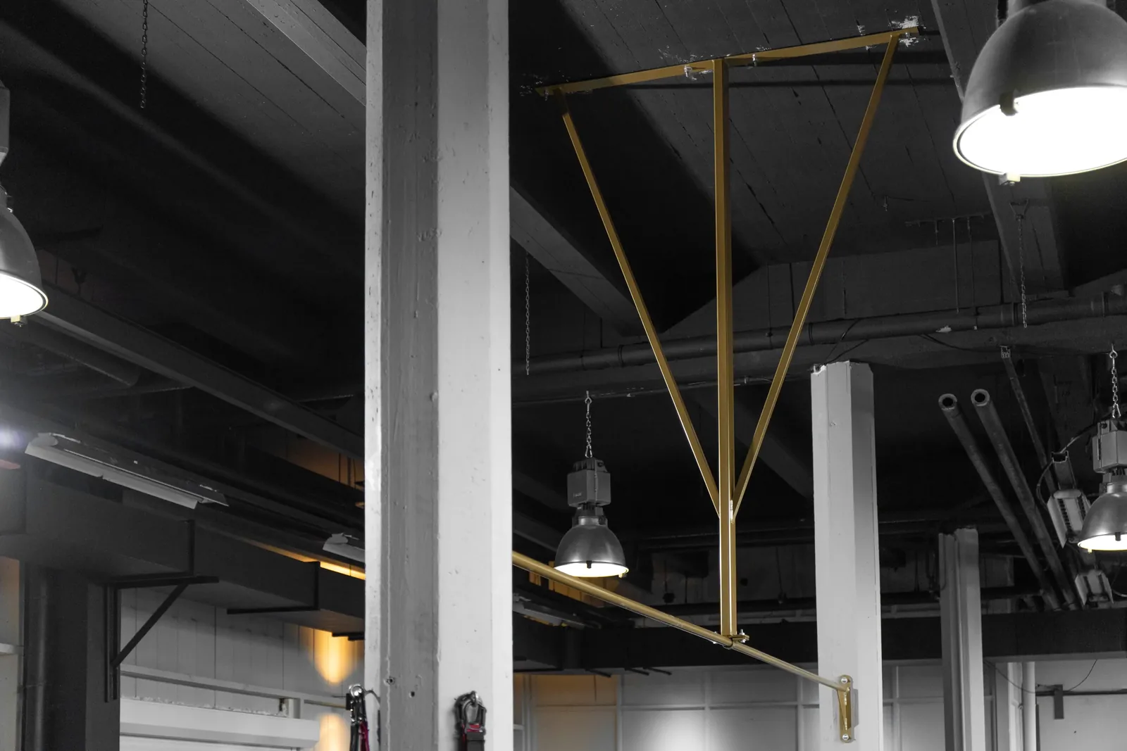 Ophanging van de stalen freestyle bar in detail