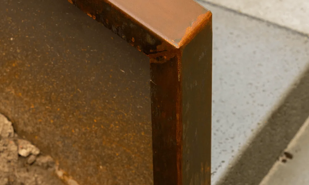 Hoekdetail van een cortenstalen keerwand
