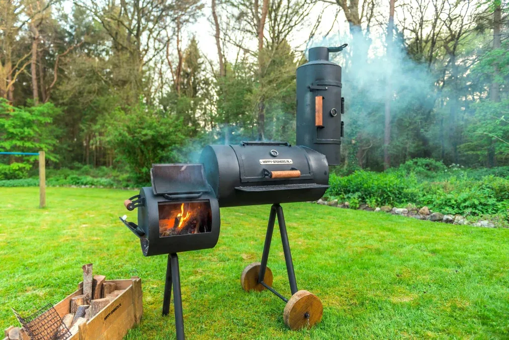 Zwarte houtgestookte barbecue met rookkast