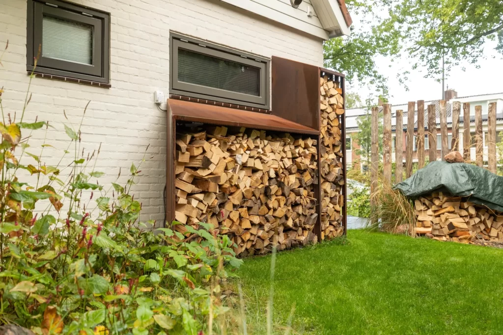 Houtopslag op maat van Staallokaal tegen de gevel
