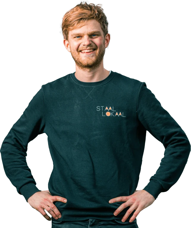 Jesse van Staallokaal, lachend in bedrijfstrui