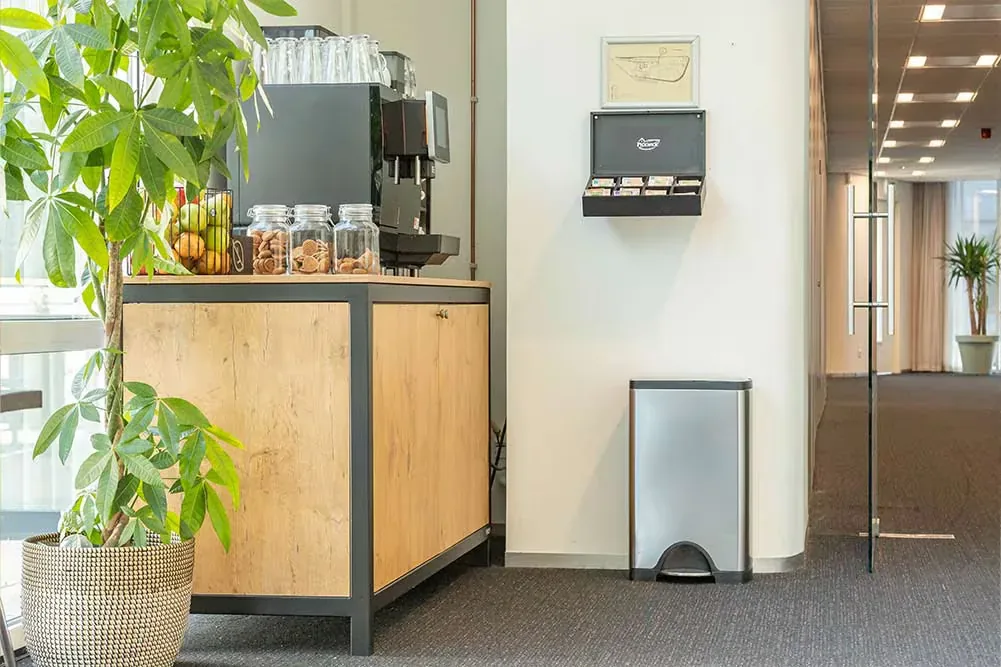 Koffiehoek op kantoor met stalen frame