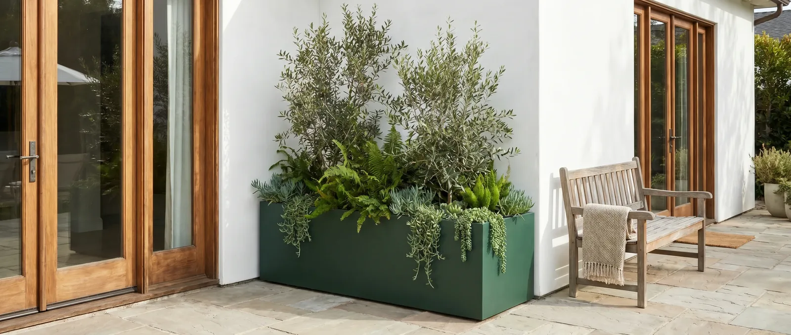 Groene plantenbak op maat van Staallokaal in een hoek