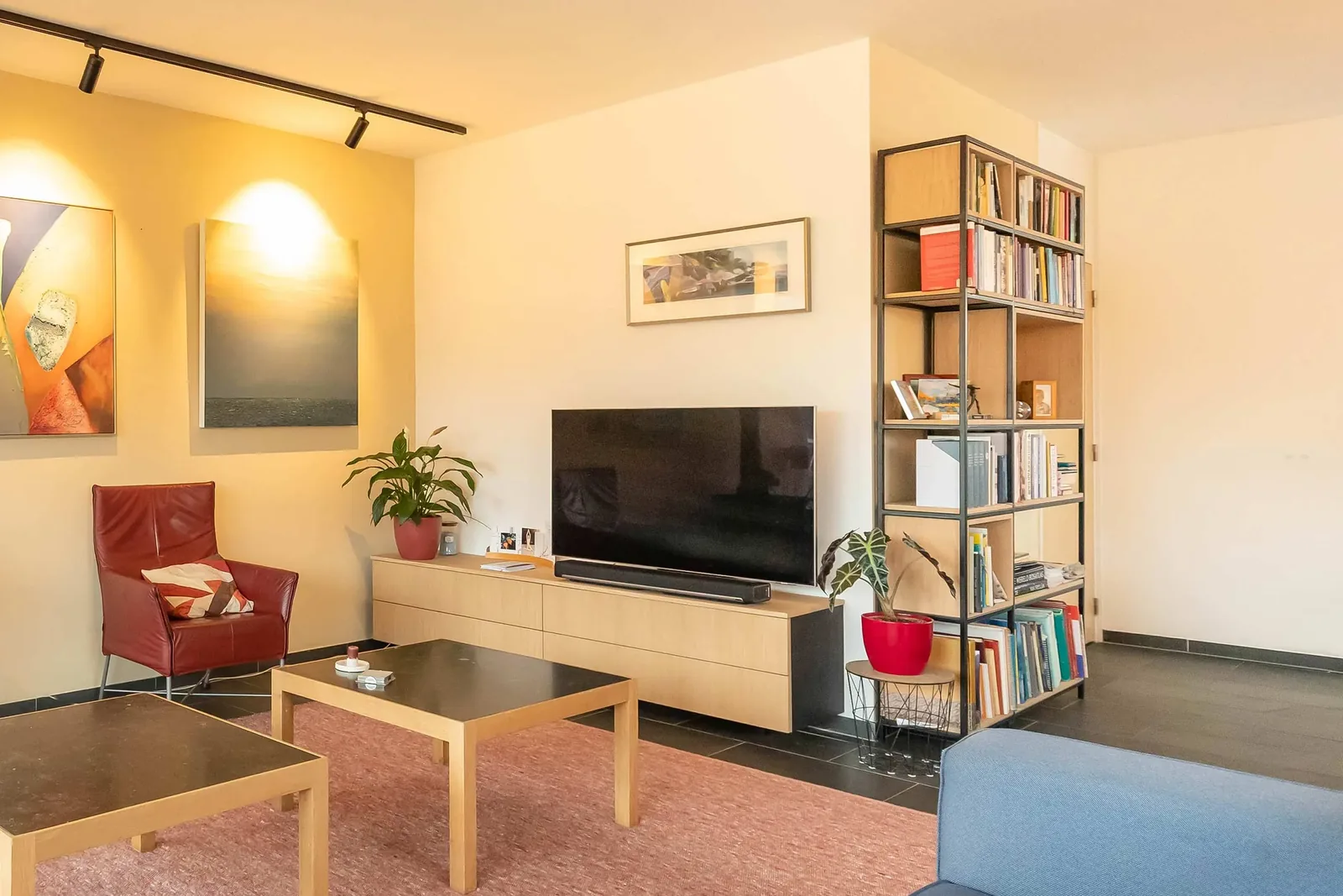 Stalen vakkenkast op maat in de woonkamer