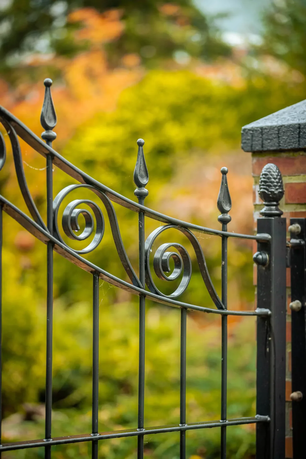 Sierhekwerk restaureren: het hek in de herfsttuin