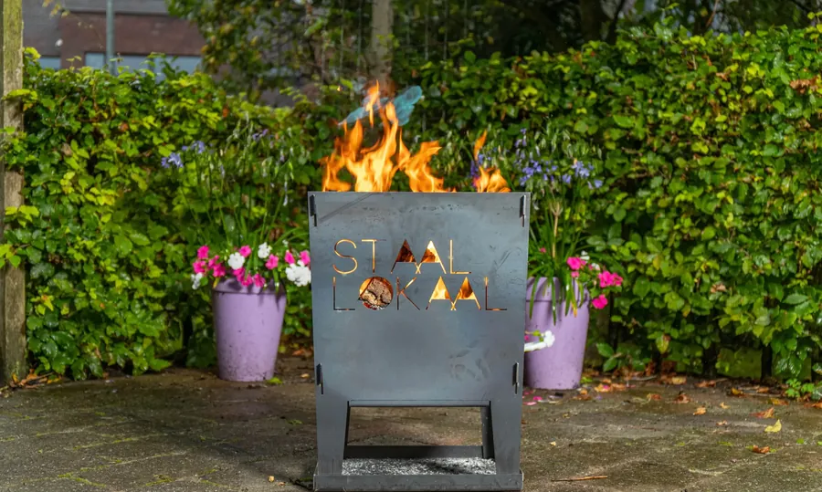 Vuurkorf van Staallokaal brandt op het terras