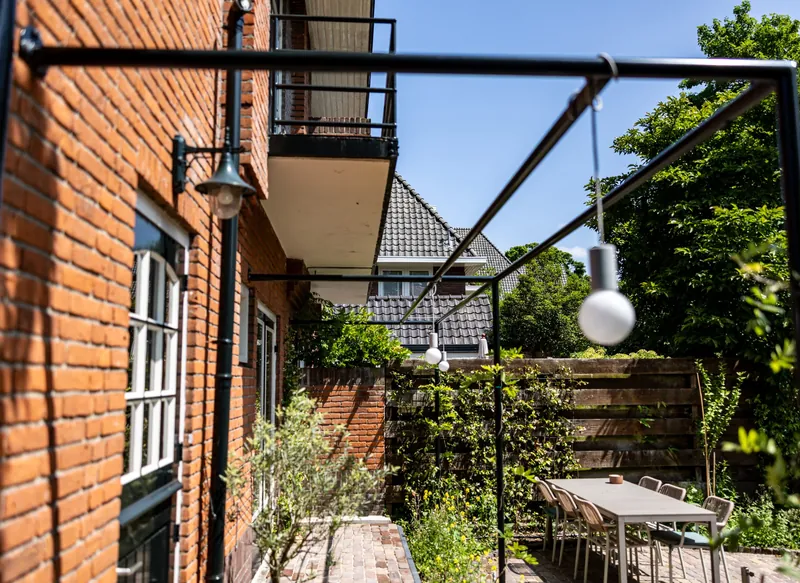 Zwart stalen pergola van Staallokaal over een terras
