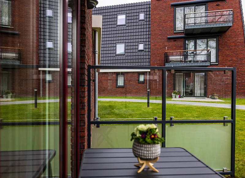 Uitzicht door een windscherm van Staallokaal