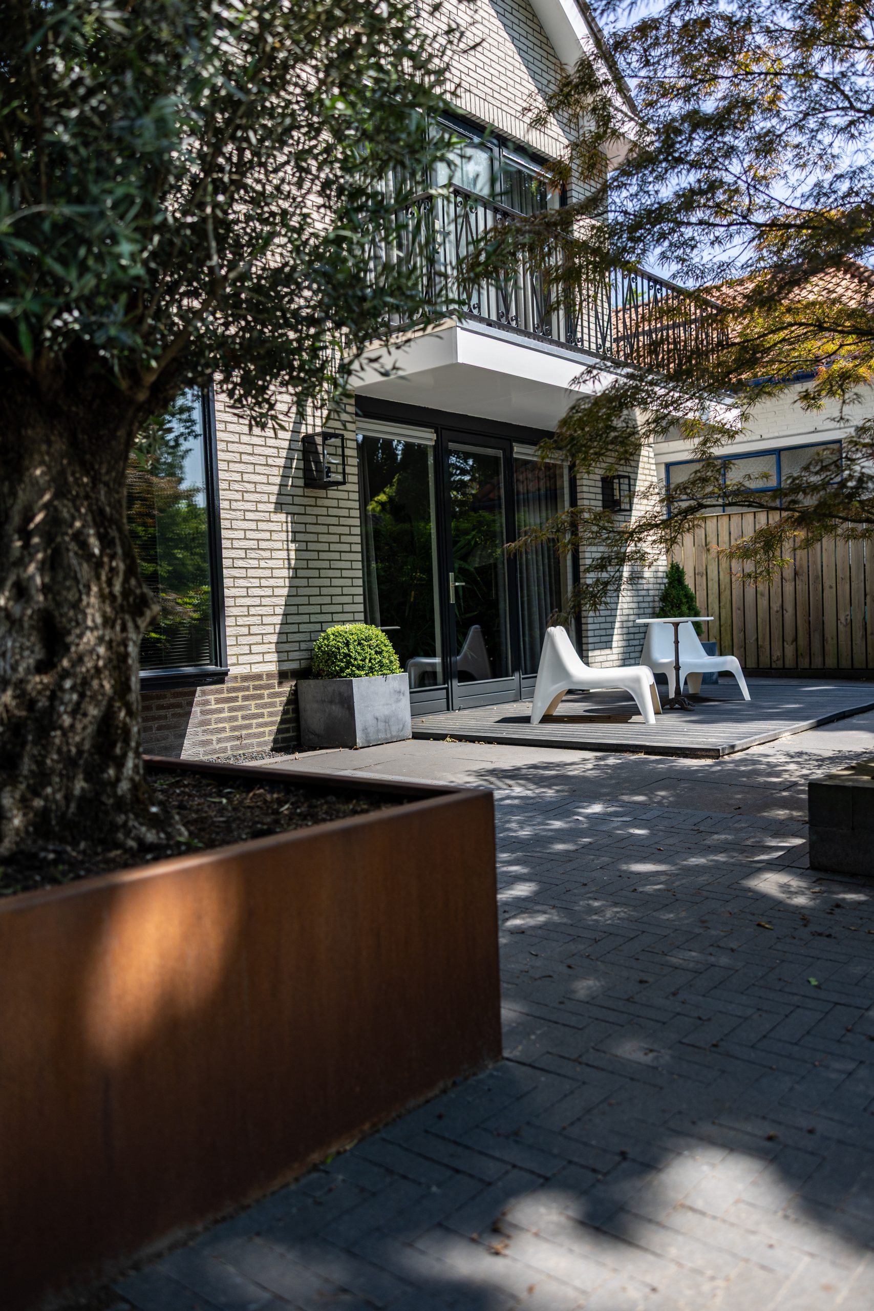 Lange plantenbak van Staallokaal langs het terras
