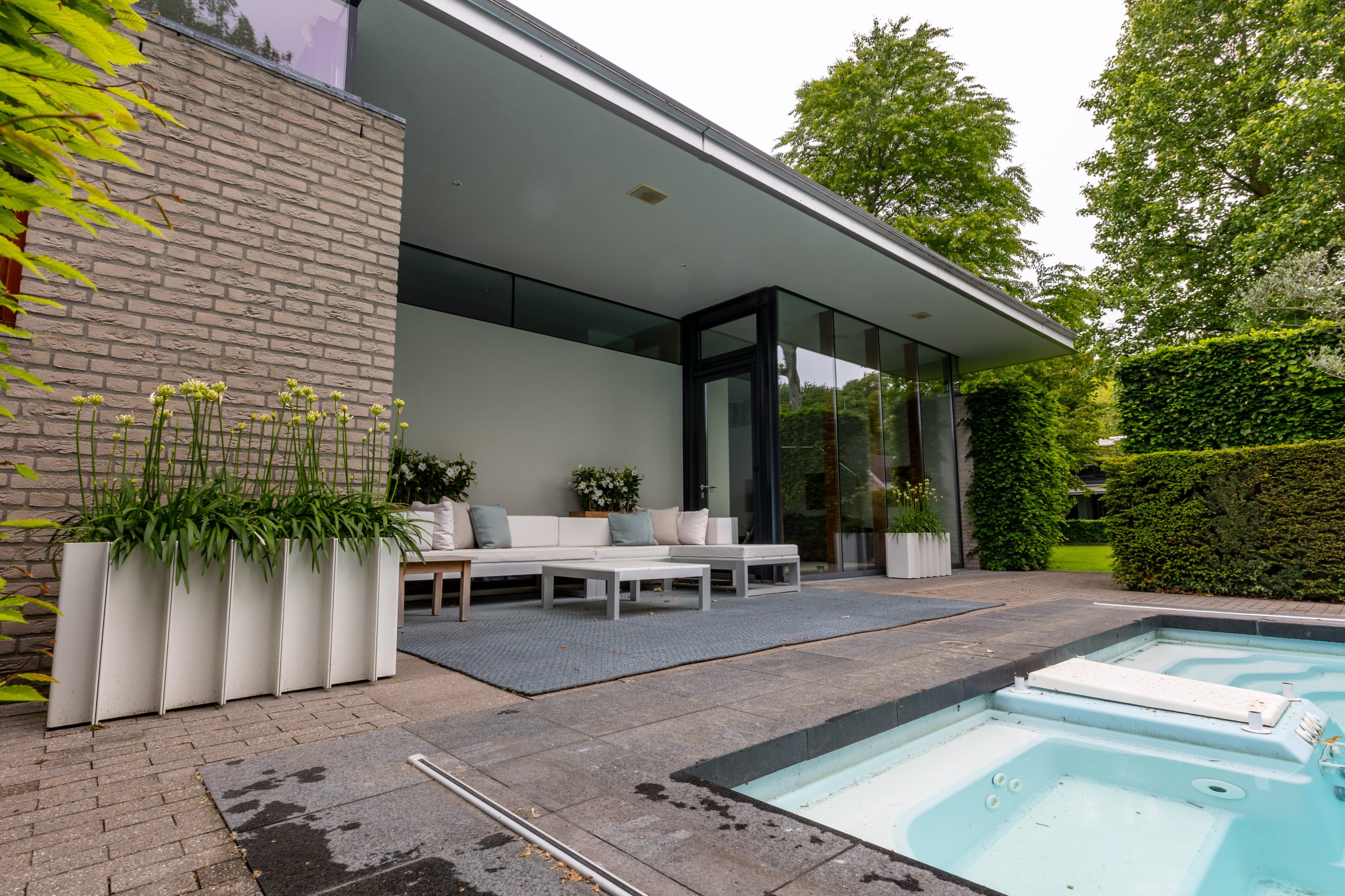 Witte plantenbakken van Staallokaal bij het poolhouse