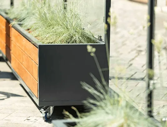 Siergrassen in de windschermen met plantenbakken