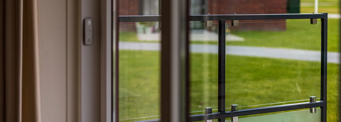 Detail van het glas in het stalen frame