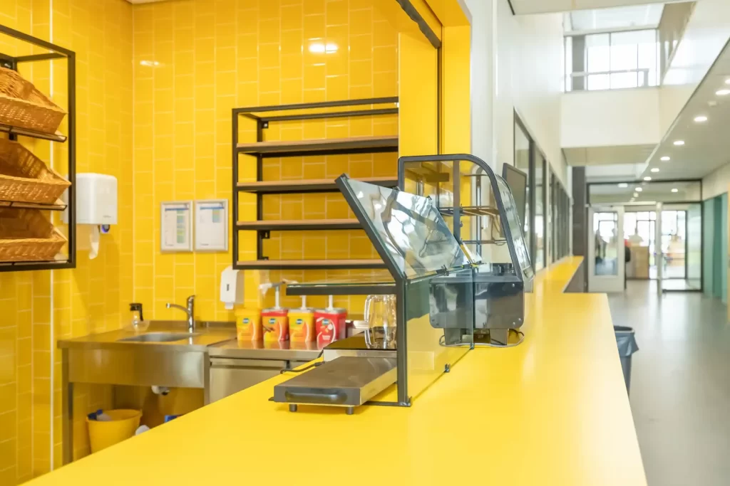 Uitgiftebalie in de kantine