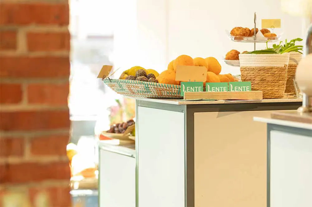 Stalen toonbank op maat met vers fruit