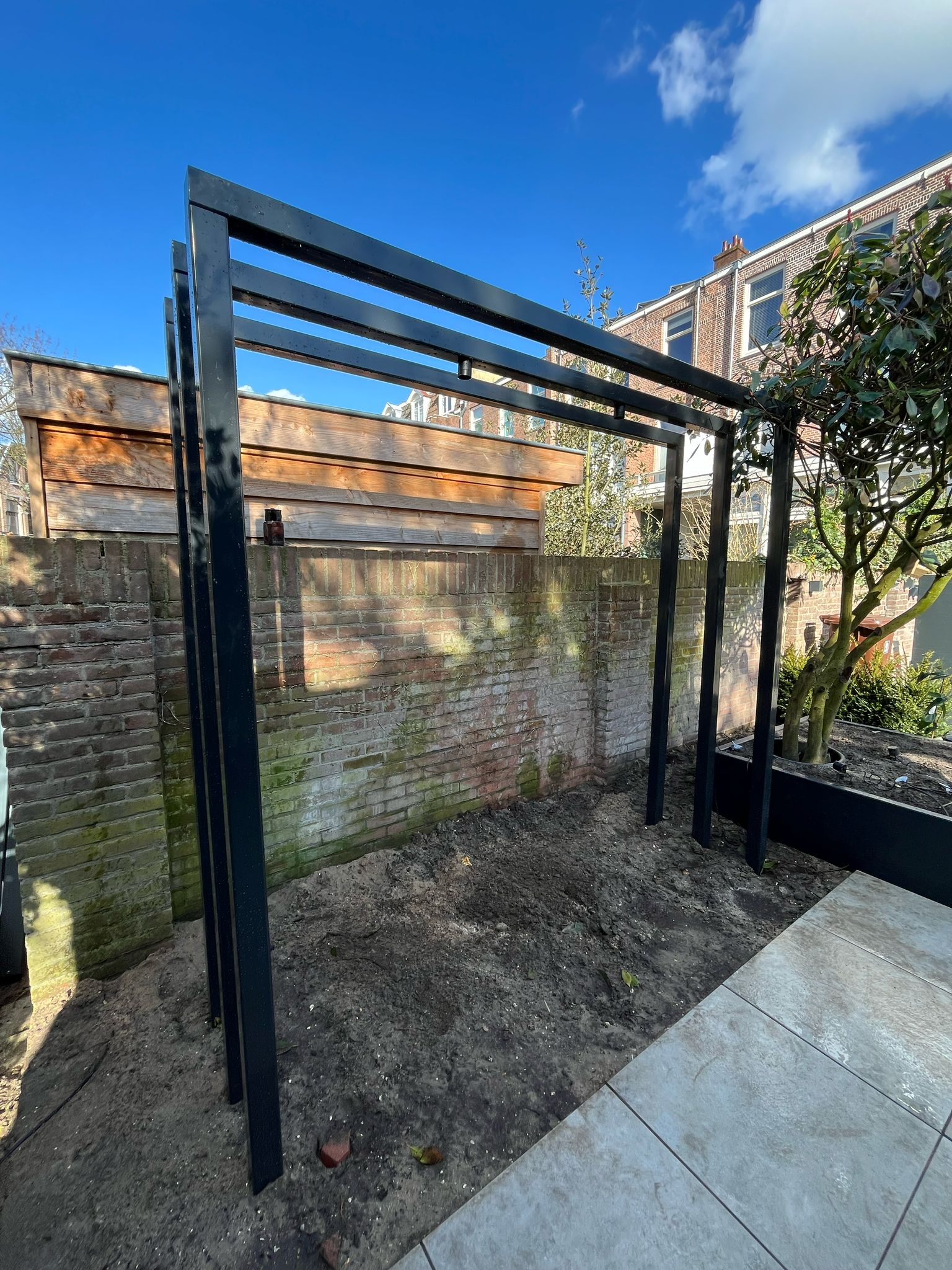 Pergolaframe van Staallokaal net geplaatst in de tuin