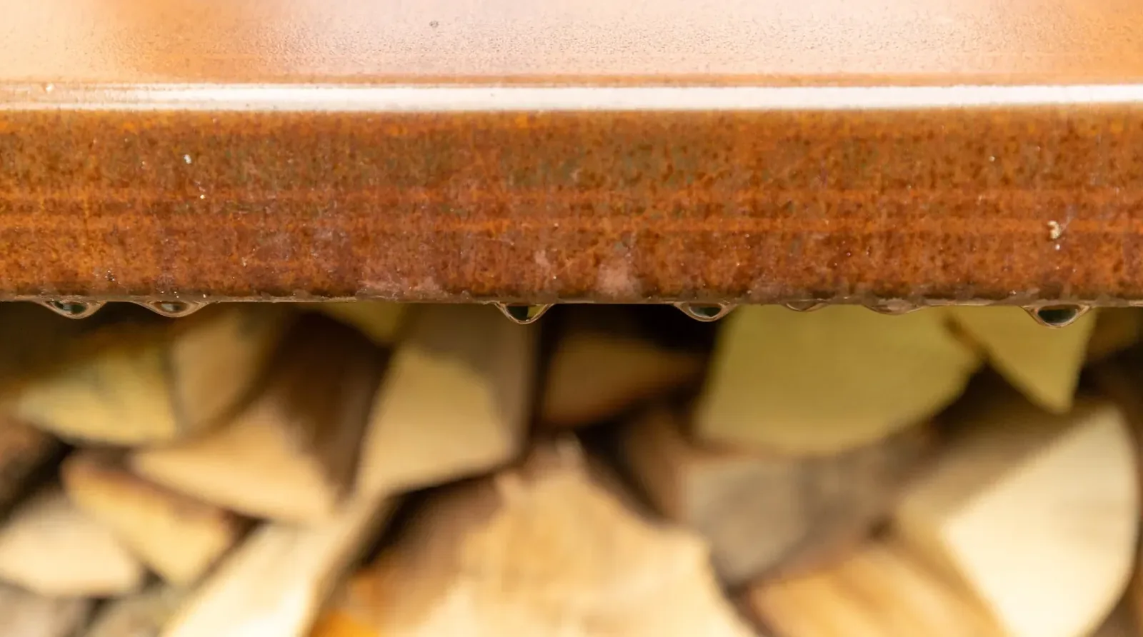 Detail van de roestlaag op een cortenstaal houtopslag