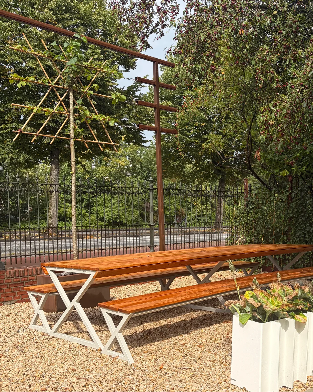 Cortenstalen leiboomframe van Staallokaal met tafel
