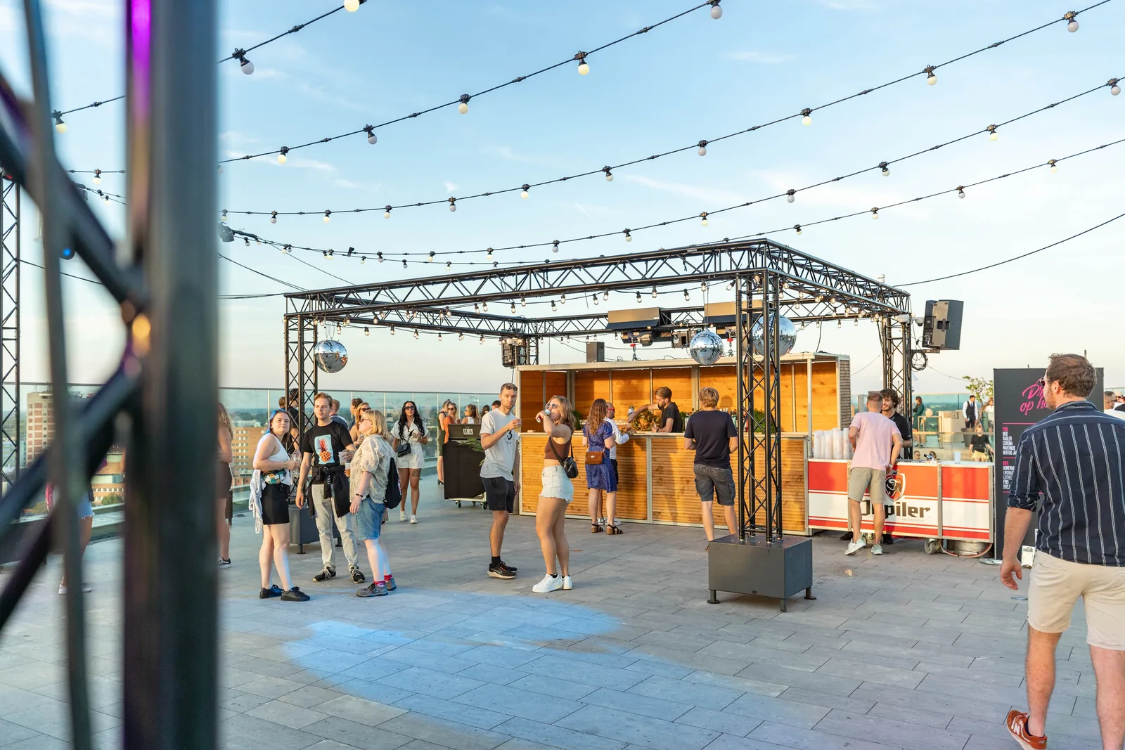 Stalen bar van Staallokaal op het dakterras van Forum