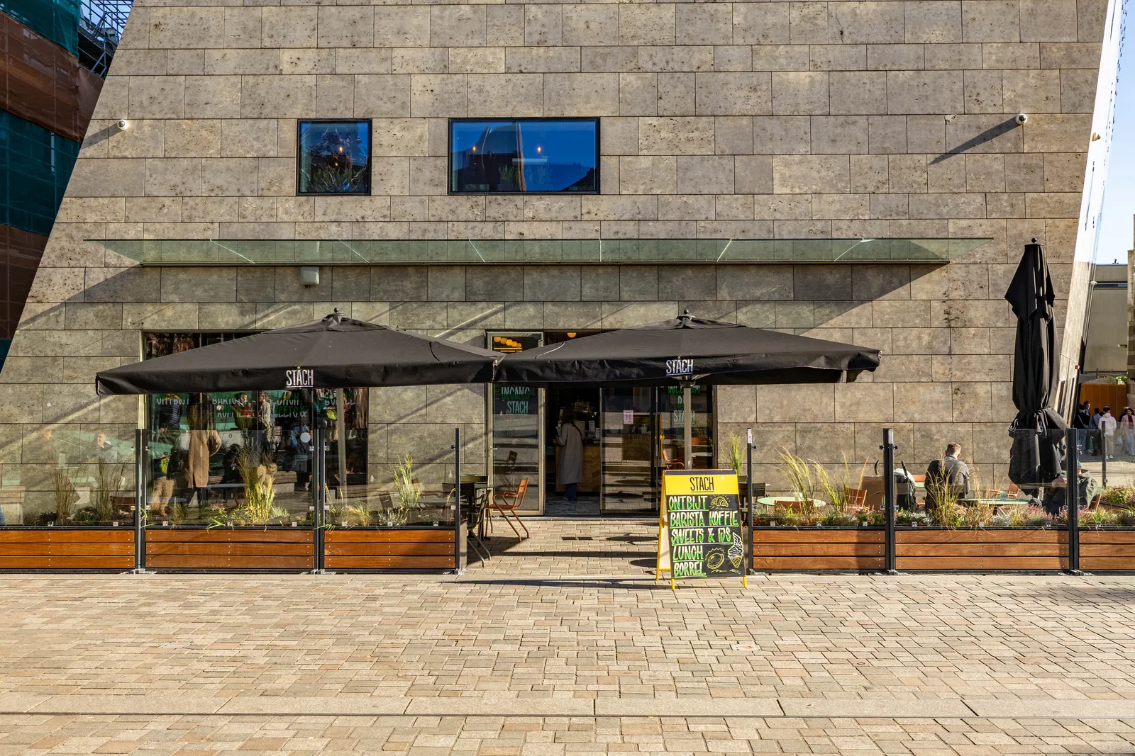 Horecaterras met windschermen van Staallokaal