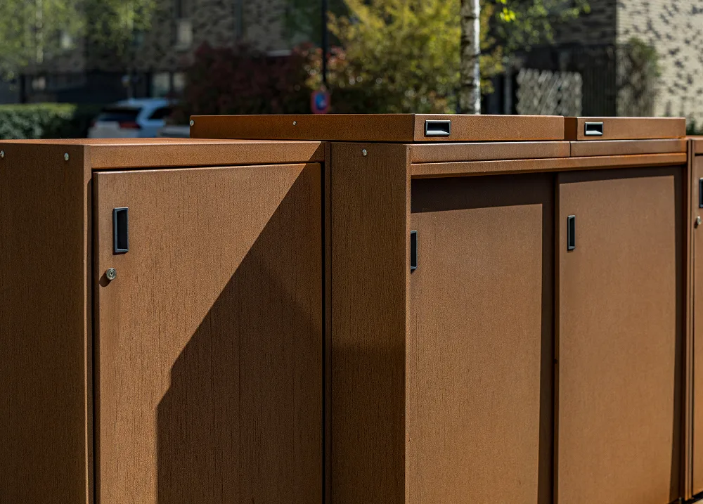 Kliko-ombouw van cortenstaal voor drie containers