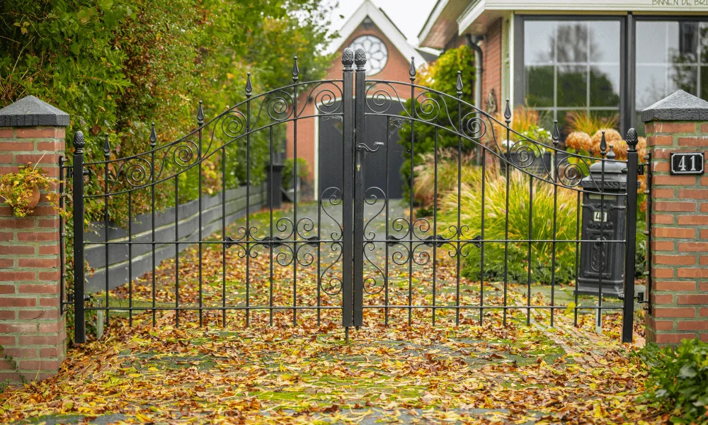 Smeedijzeren sierpoort voor een woonhuis
