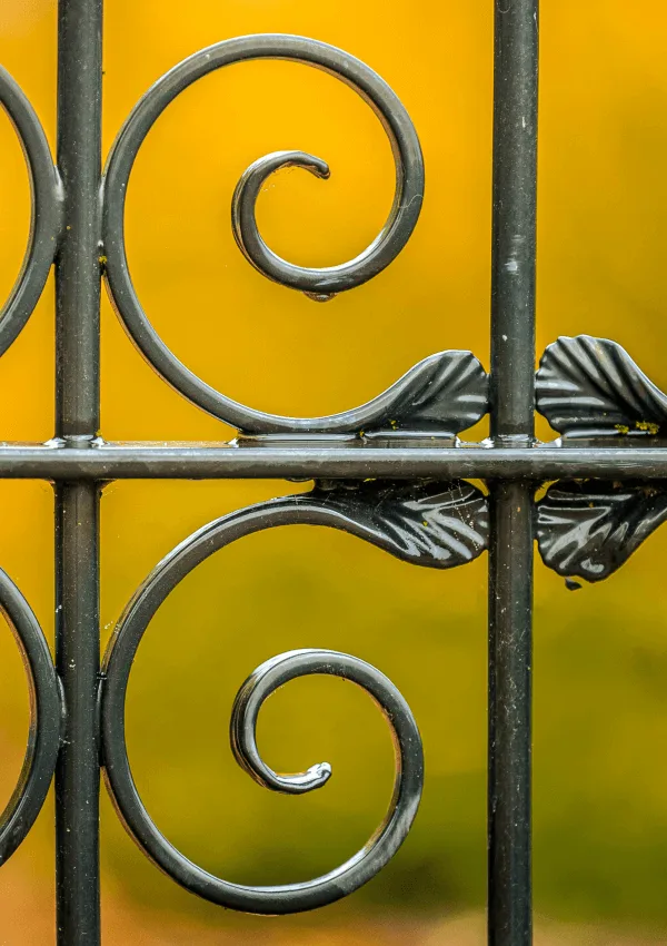 Detail van krulwerk op een gerestaureerd sierhekwerk