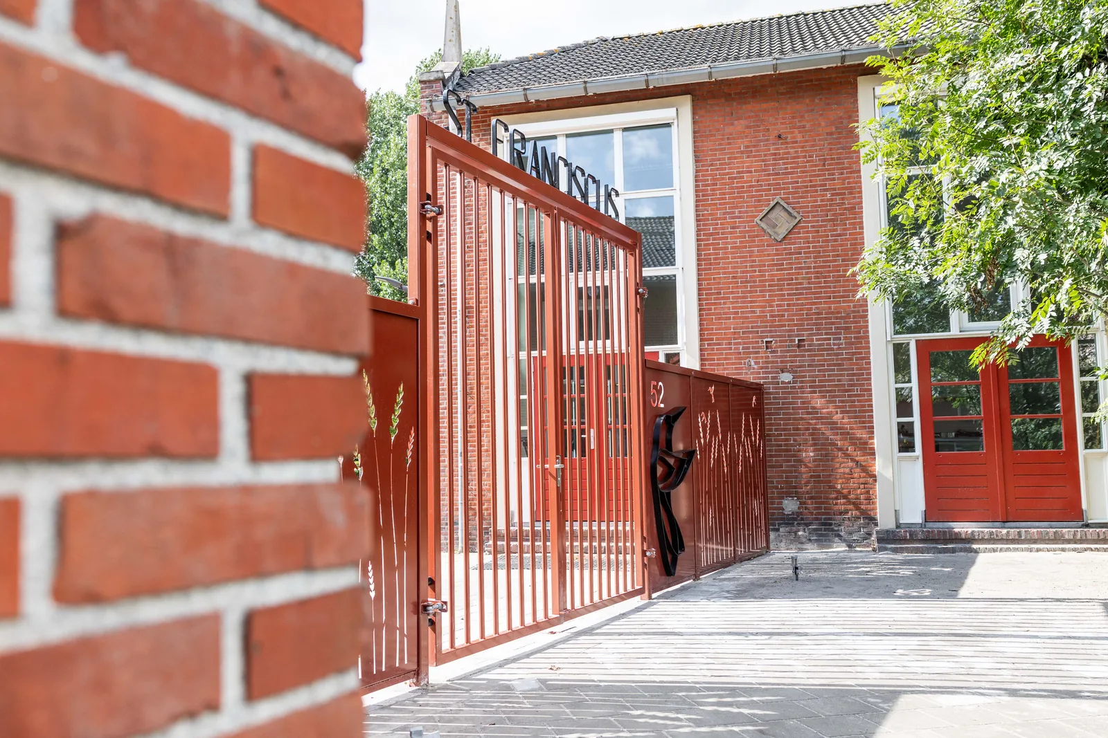 Stalen schoolhek van Staallokaal bij St. Franciscus